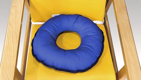 Cojín redondo diseñado para usar en silla de ruedas, silla o sillón. Fabricado en tejido de poliuret...